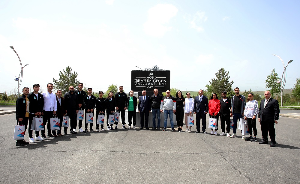 Rektörümüz Prof. Dr. KARABULUT, Şampiyon Öğrencileri Ağırladı